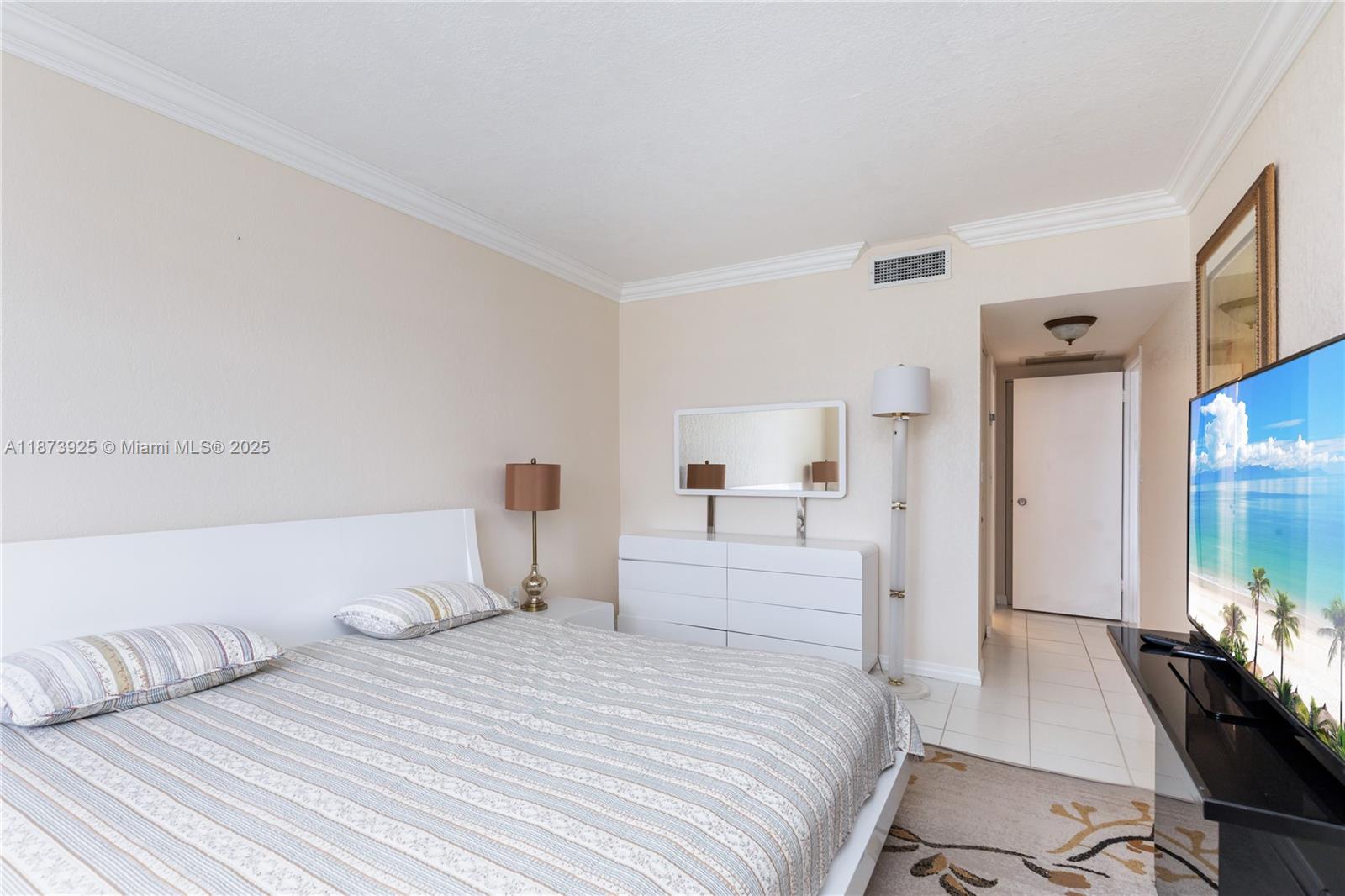 See details 22L 1 / 2 870 sq. ft. $ 2025-09-07 0 Photo