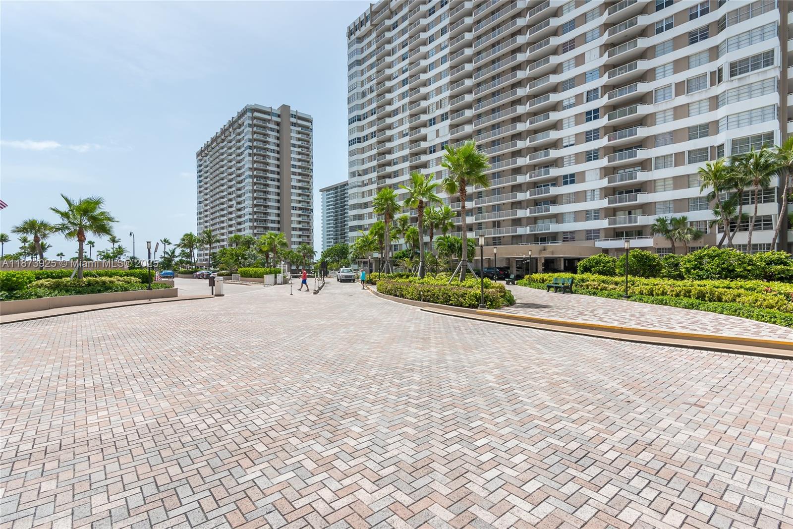 See details 22L 1 / 2 870 sq. ft. $ 2025-09-07 0 Photo