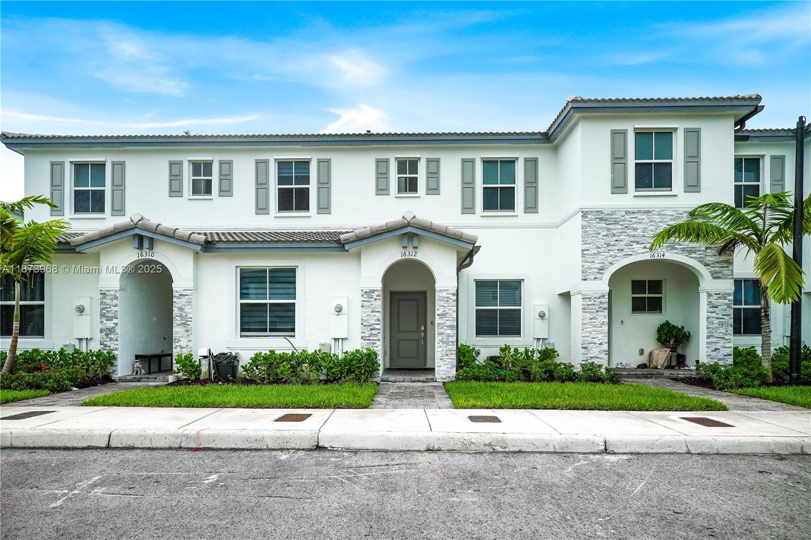 Ver detalles 16312 3 / 3 1328 sq. ft. $ 2025-09-07 0 foto