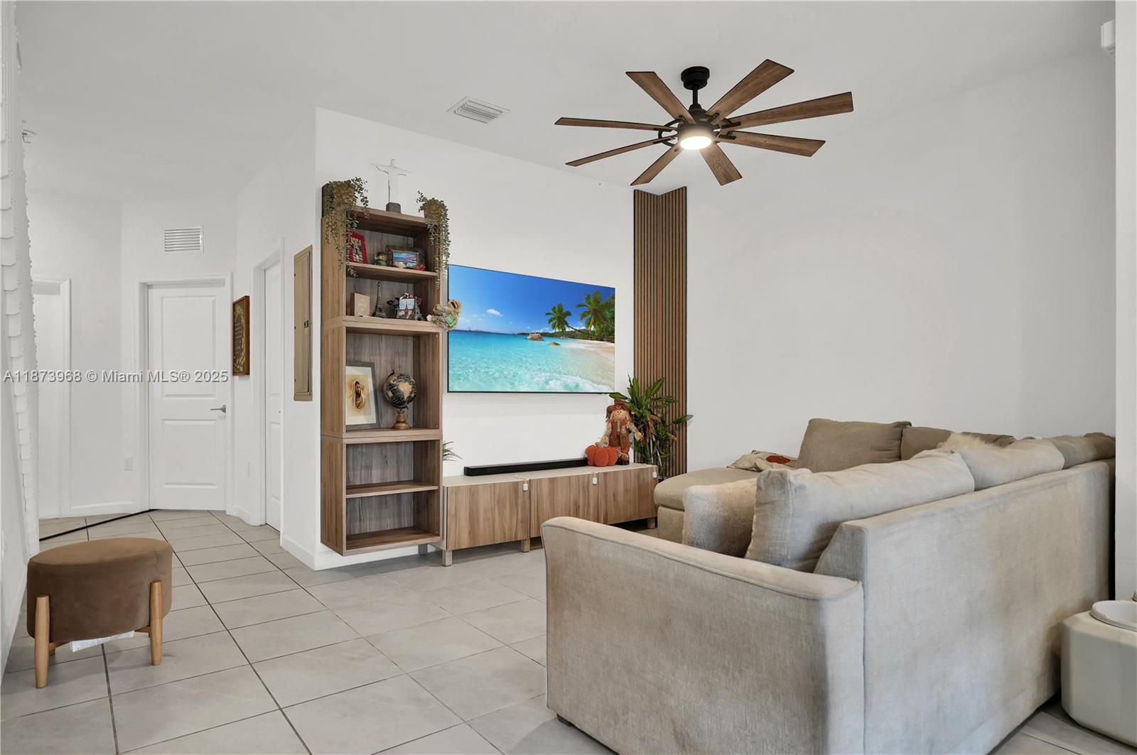 Ver detalles 16312 3 / 3 1328 sq. ft. $ 2025-09-07 0 foto