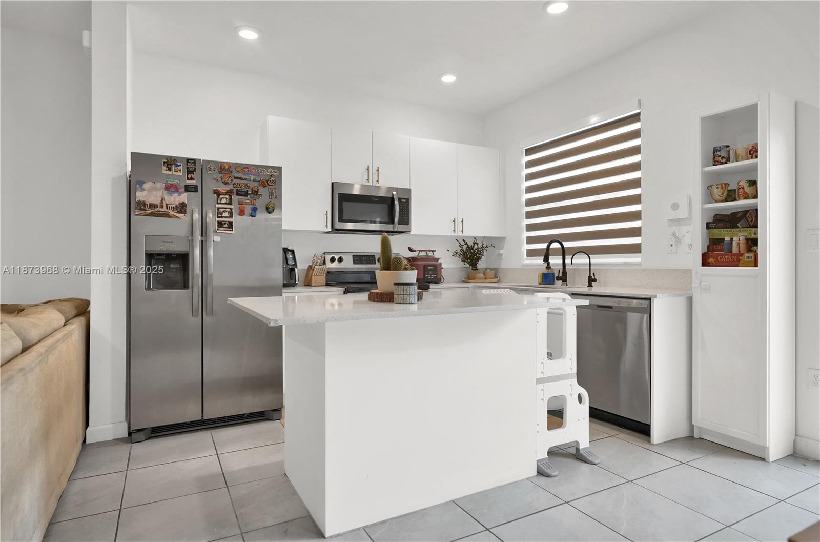 Ver detalles 16312 3 / 3 1328 sq. ft. $ 2025-09-07 0 foto