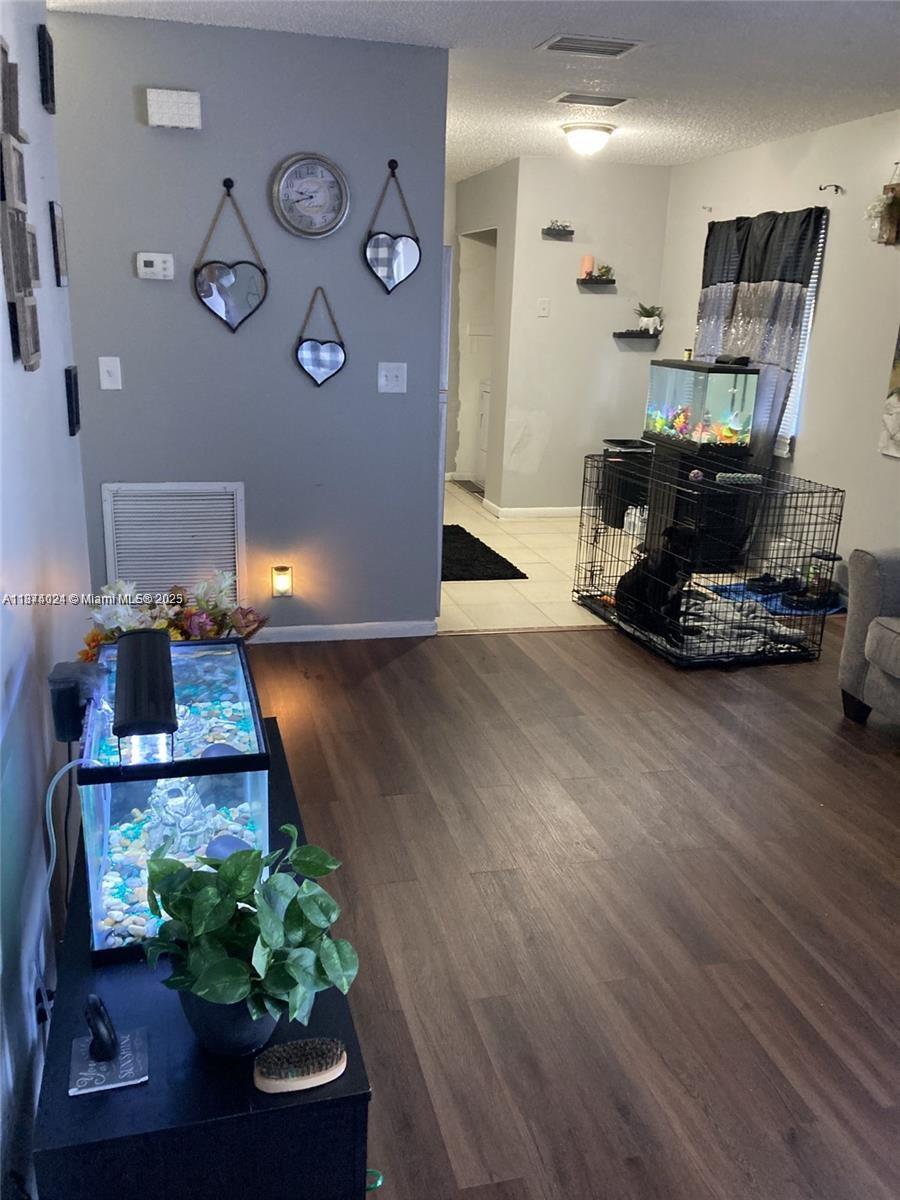 See details / 1674 sq. ft. $ 2025-09-07 0 Photo