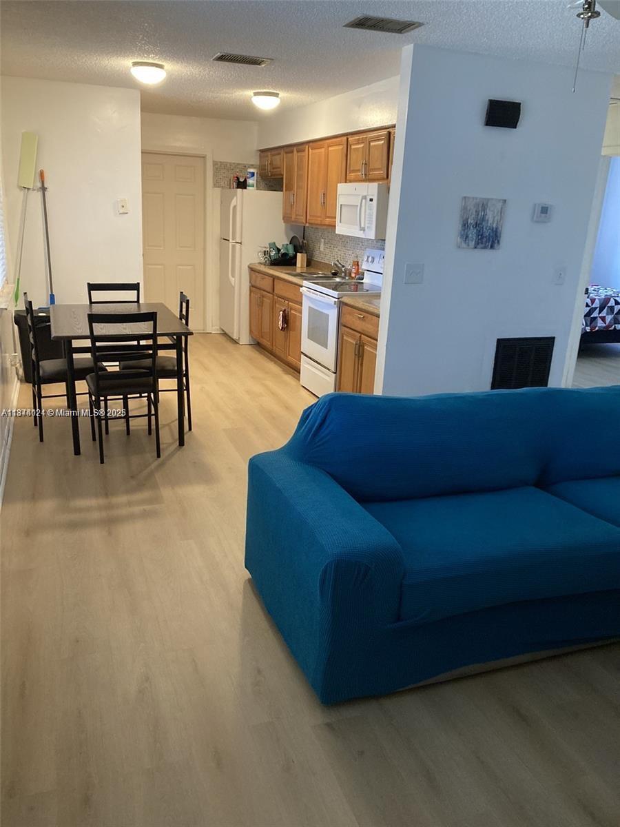 See details / 1674 sq. ft. $ 2025-09-07 0 Photo