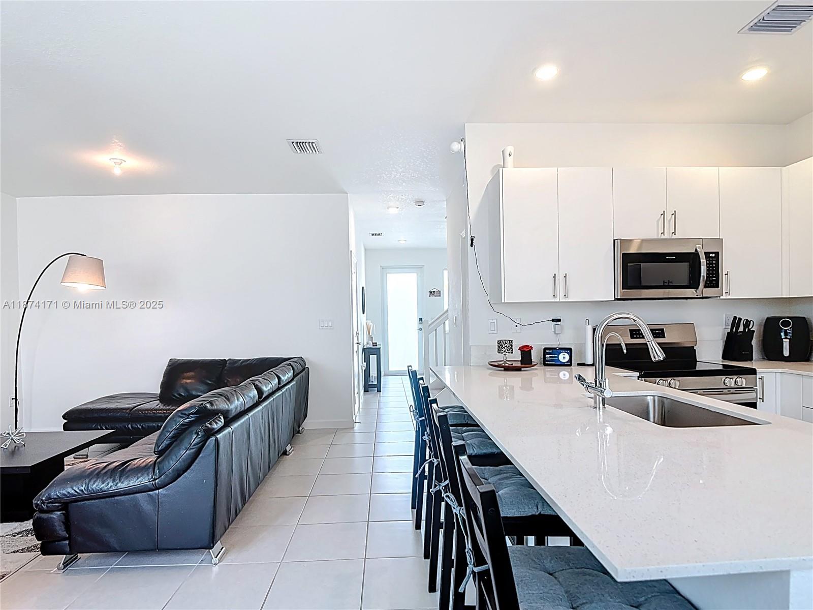 See details 716 3 / 3 1642 sq. ft. $ 2026-02-12 0 Photo