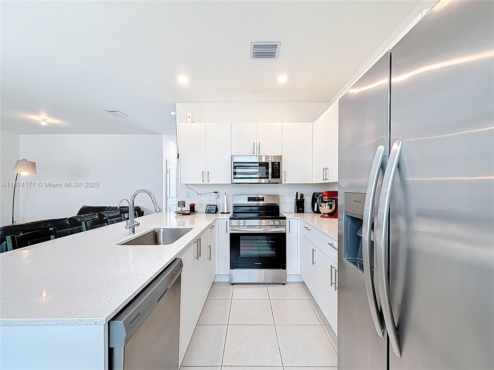 See details 716 3 / 3 1642 sq. ft. $ 2026-02-12 0 Photo