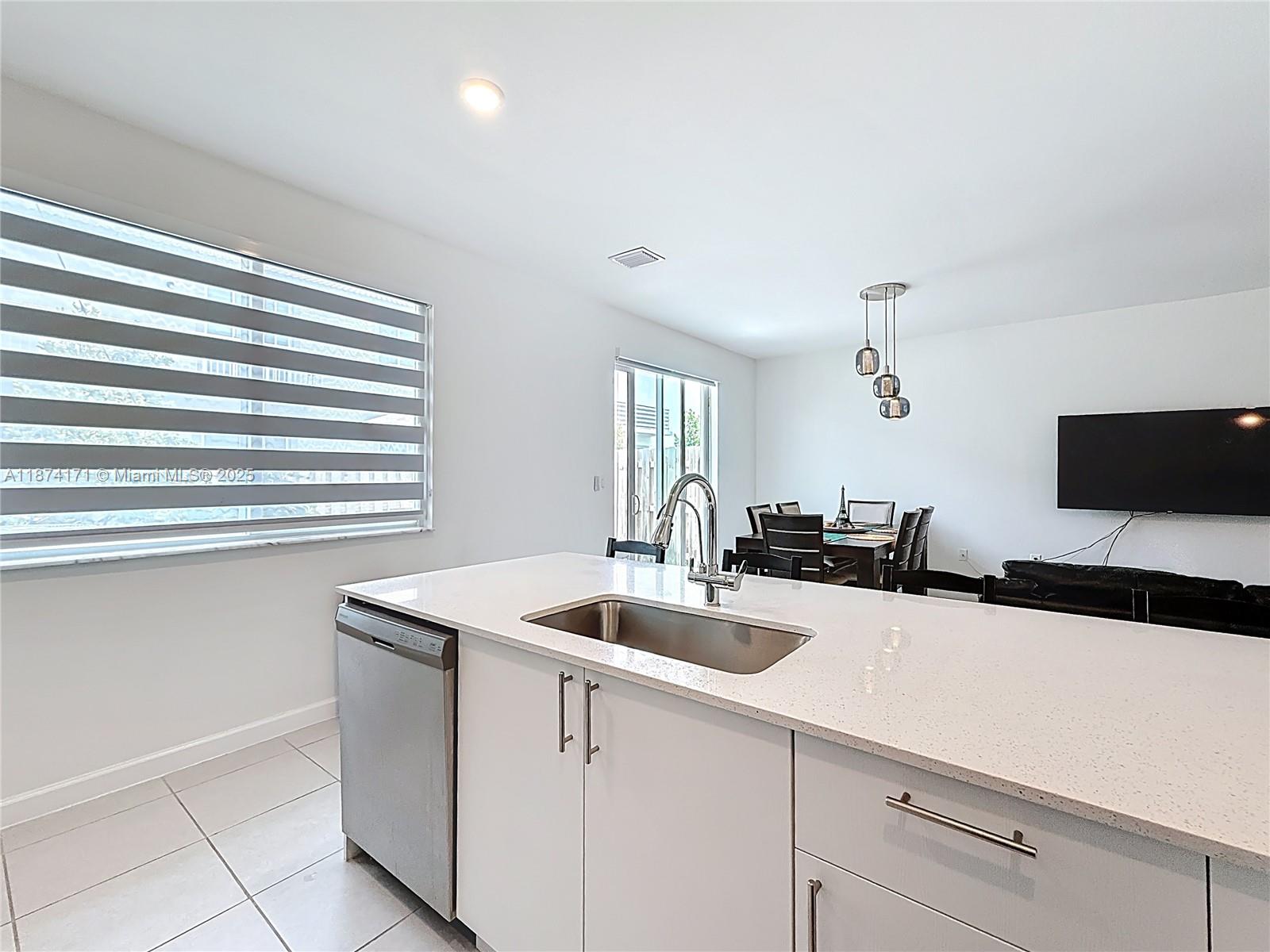 See details 716 3 / 3 1642 sq. ft. $ 2026-02-12 0 Photo