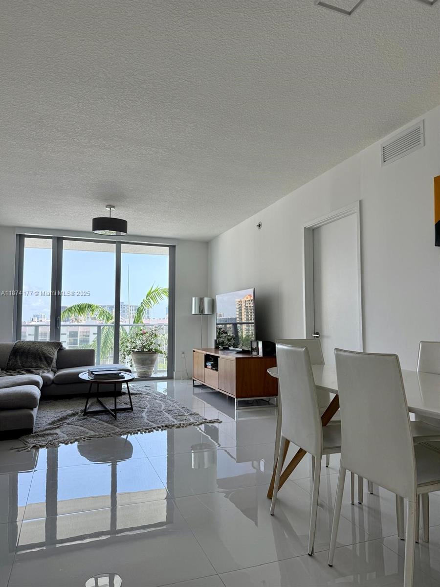 4-803 2 / 3 1524 sq. ft. $ 2025-09-08 0 foto