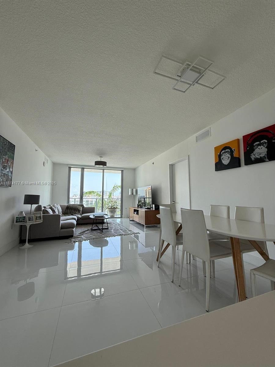 4-803 2 / 3 1524 sq. ft. $ 2025-09-08 0 foto