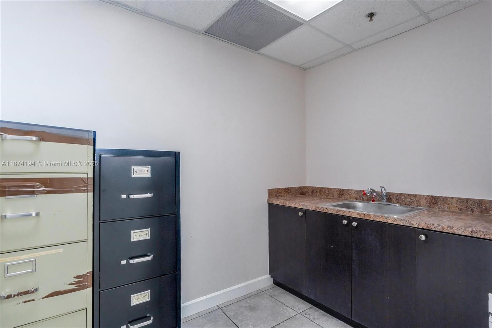 500  /   sq. ft. $ 2025-09-08 0 Photo