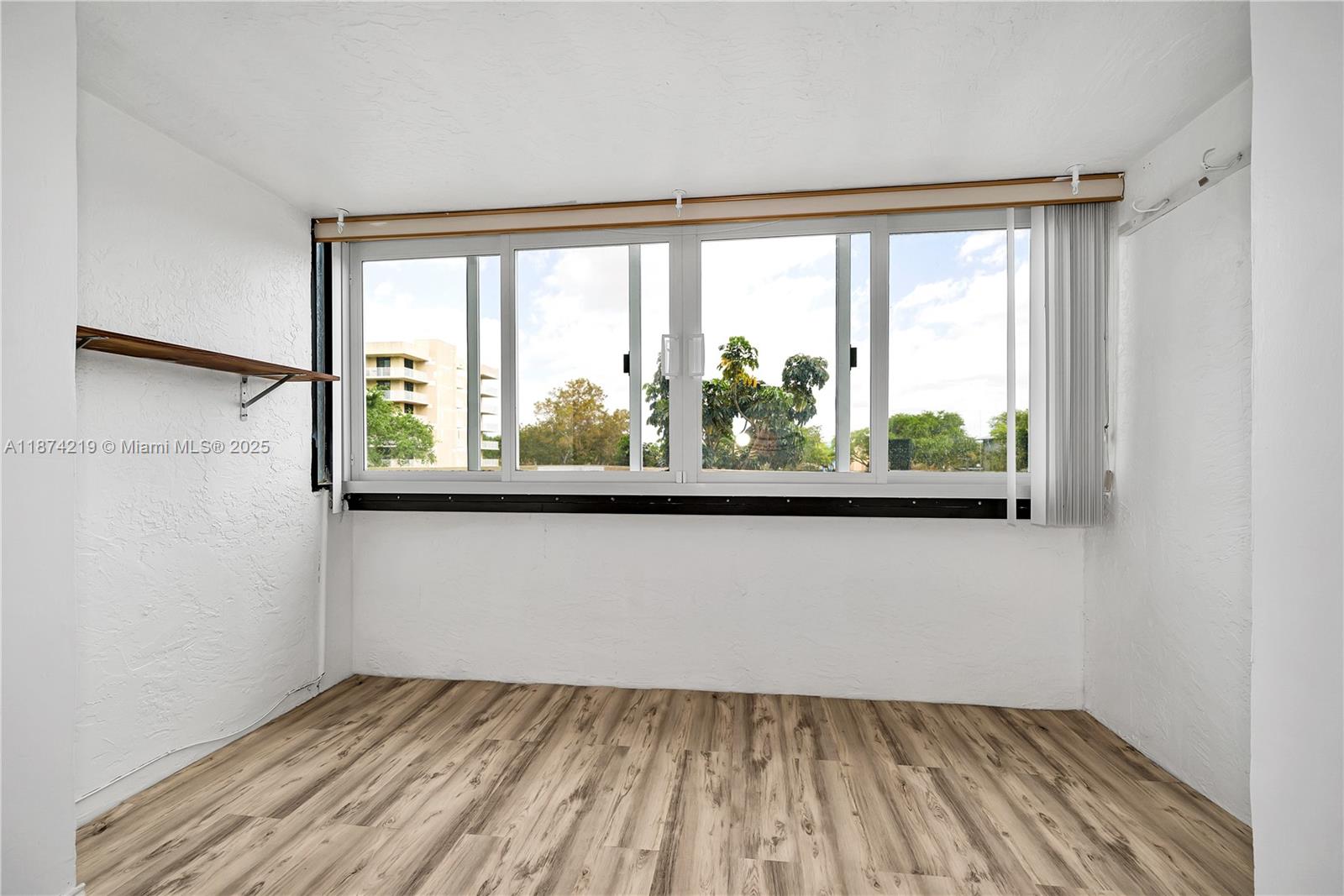 205 1 / 2 830 sq. ft. $ 2025-09-27 0 Photo