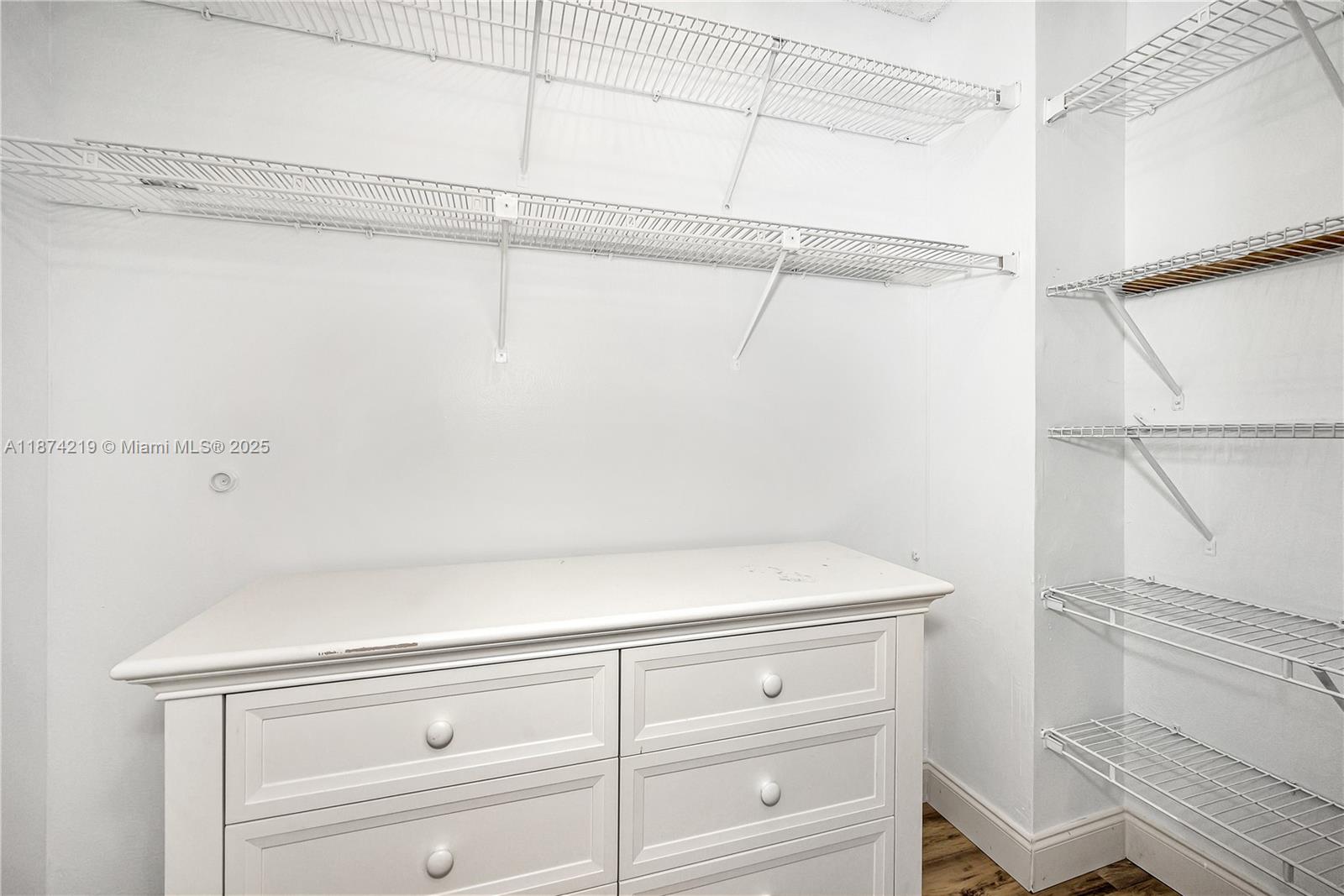 205 1 / 2 830 sq. ft. $ 2025-09-27 0 Photo