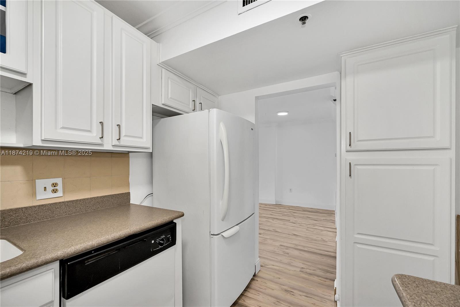 205 1 / 2 830 sq. ft. $ 2025-09-27 0 Photo