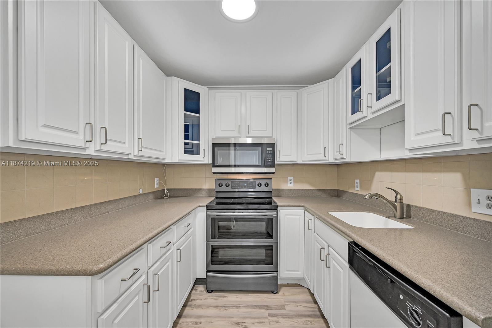 205 1 / 2 830 sq. ft. $ 2025-09-27 0 Photo