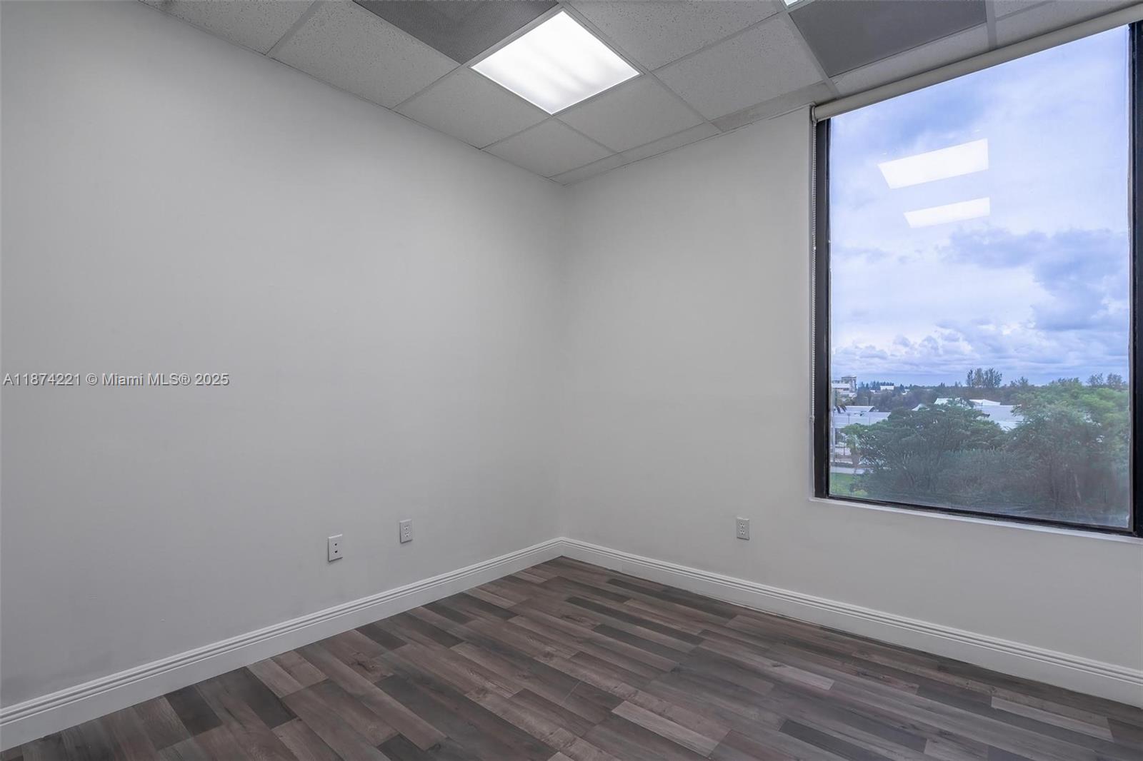505  /   sq. ft. $ 2025-09-08 0 Photo