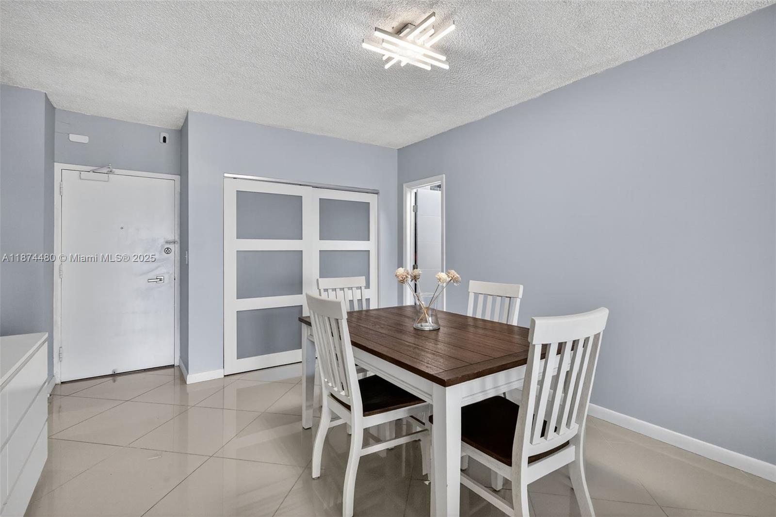 1009 1 / 2 762 sq. ft. $ 2025-09-08 0 Photo