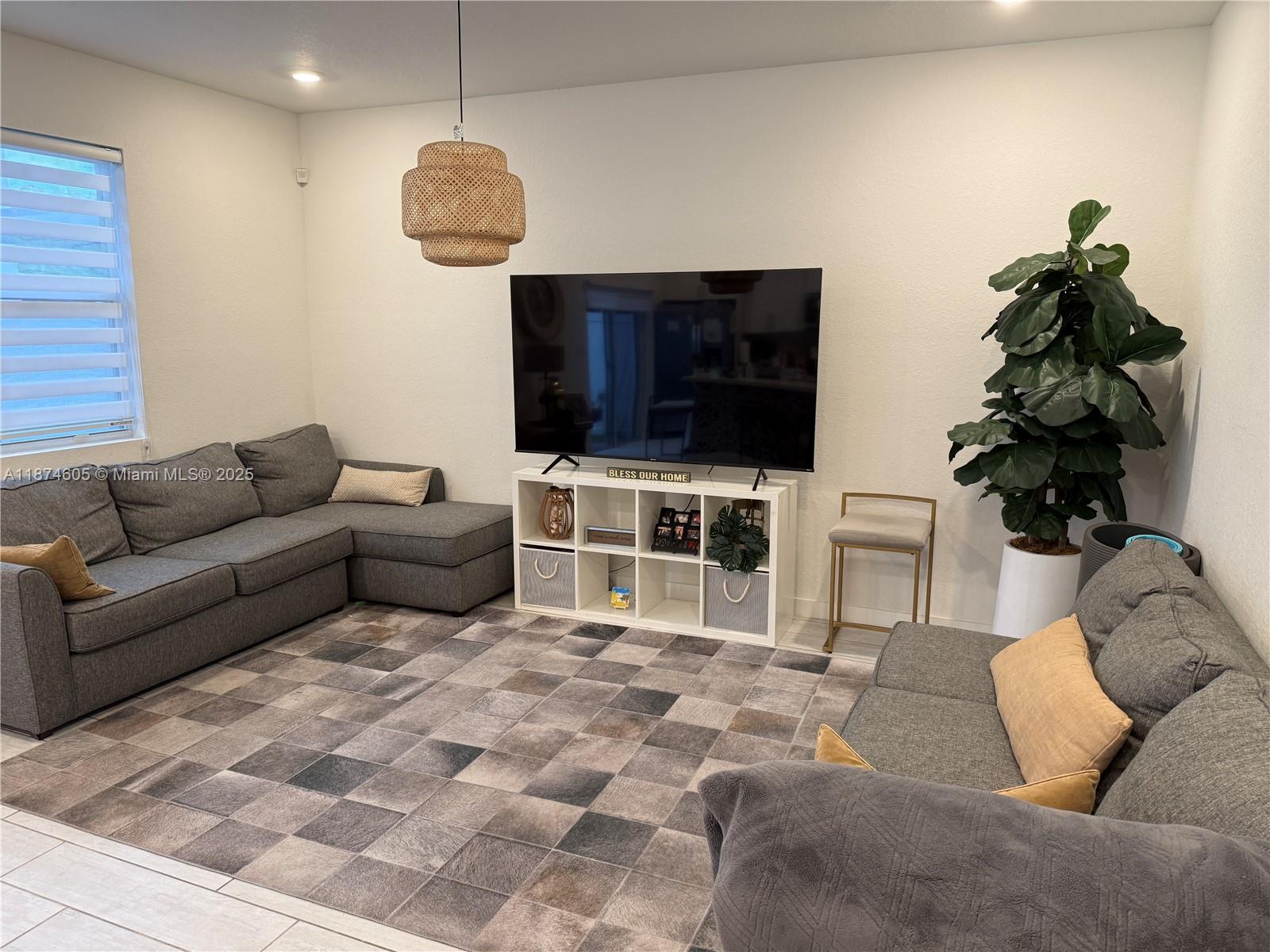 793 3 / 3 1712 sq. ft. $ 2025-09-08 0 Photo