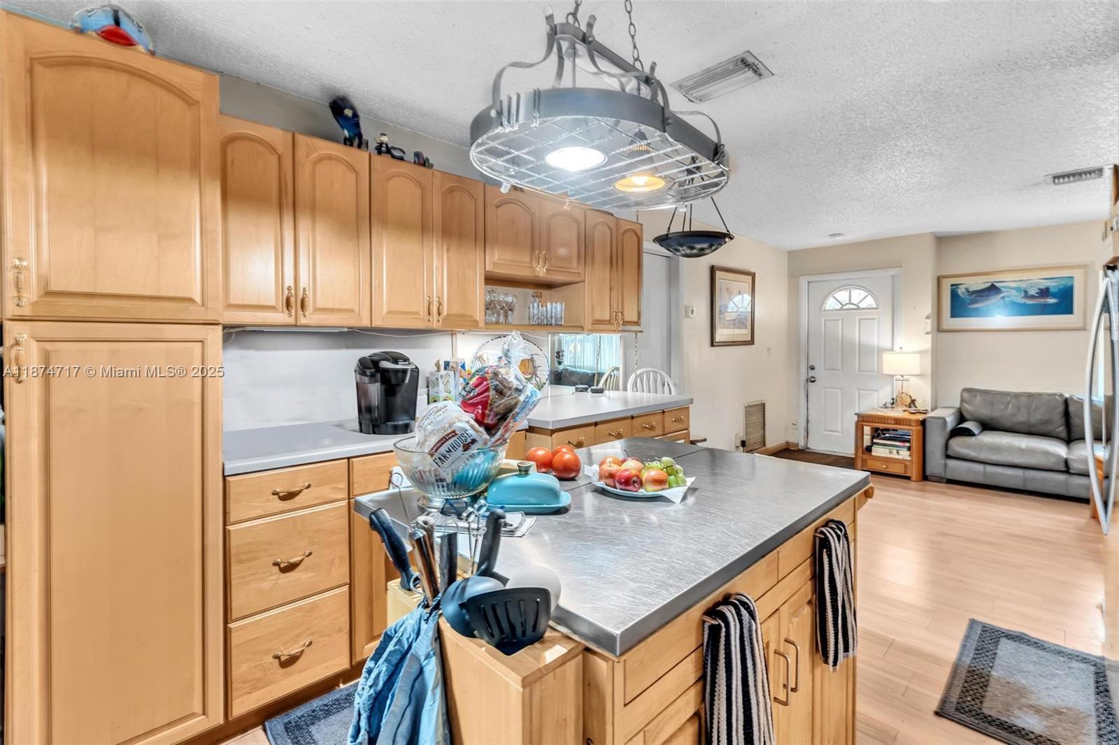 See details / 1798 sq. ft. $ 2025-09-08 0 Photo