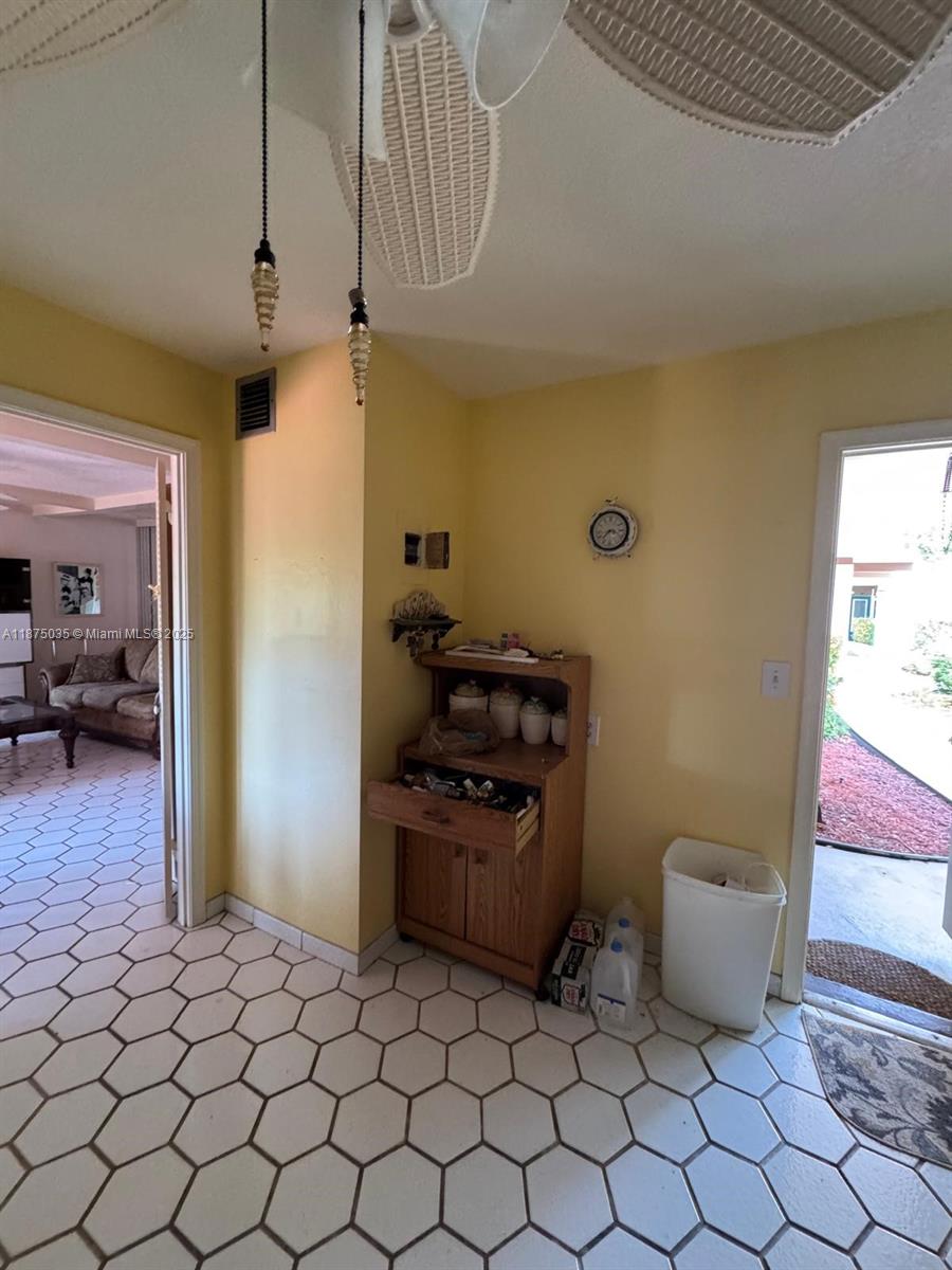 Ver detalles 105 2 / 2 1080 sq. ft. $ 2025-09-09 0 foto