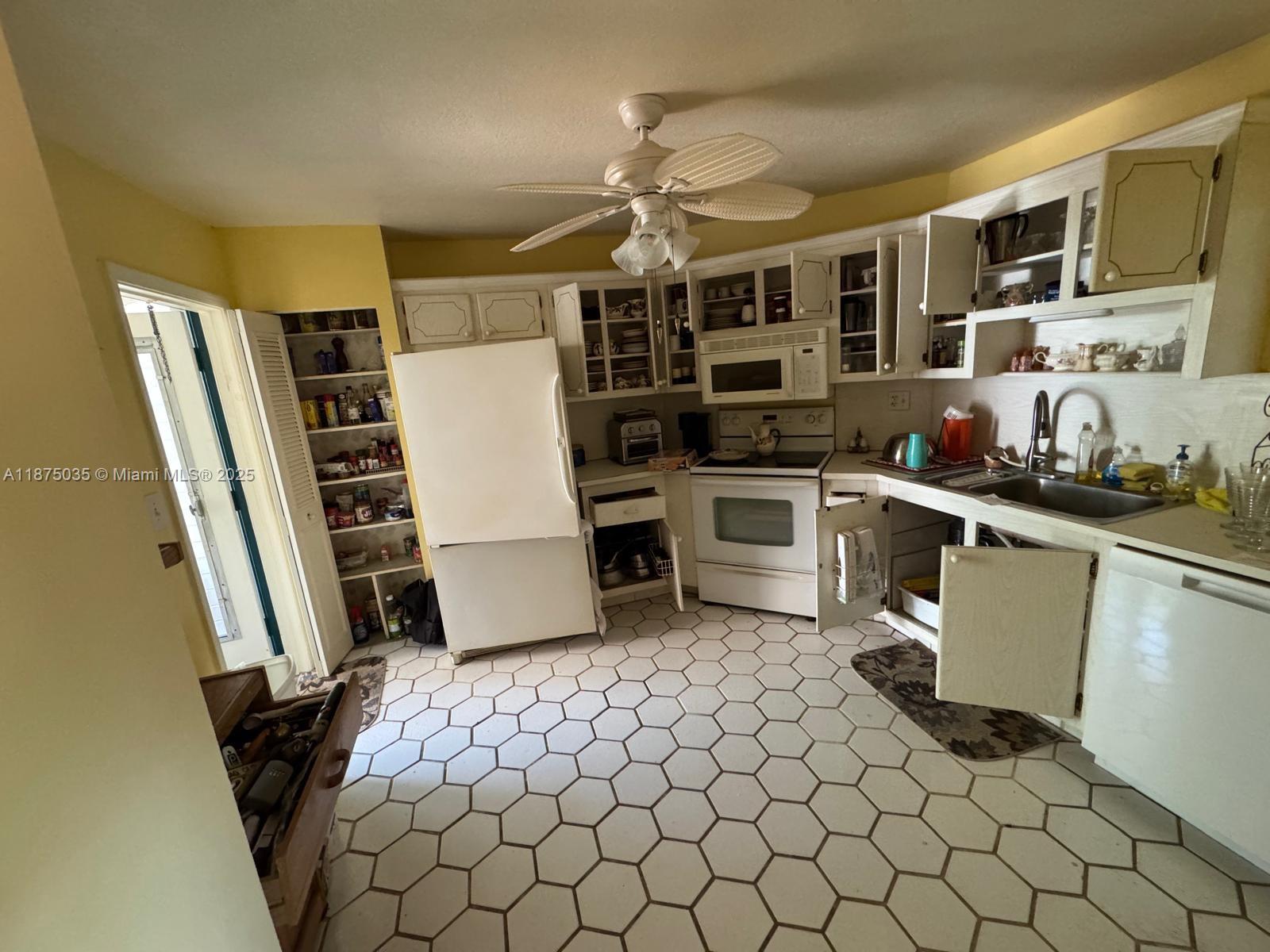 Ver detalles 105 2 / 2 1080 sq. ft. $ 2025-09-09 0 foto