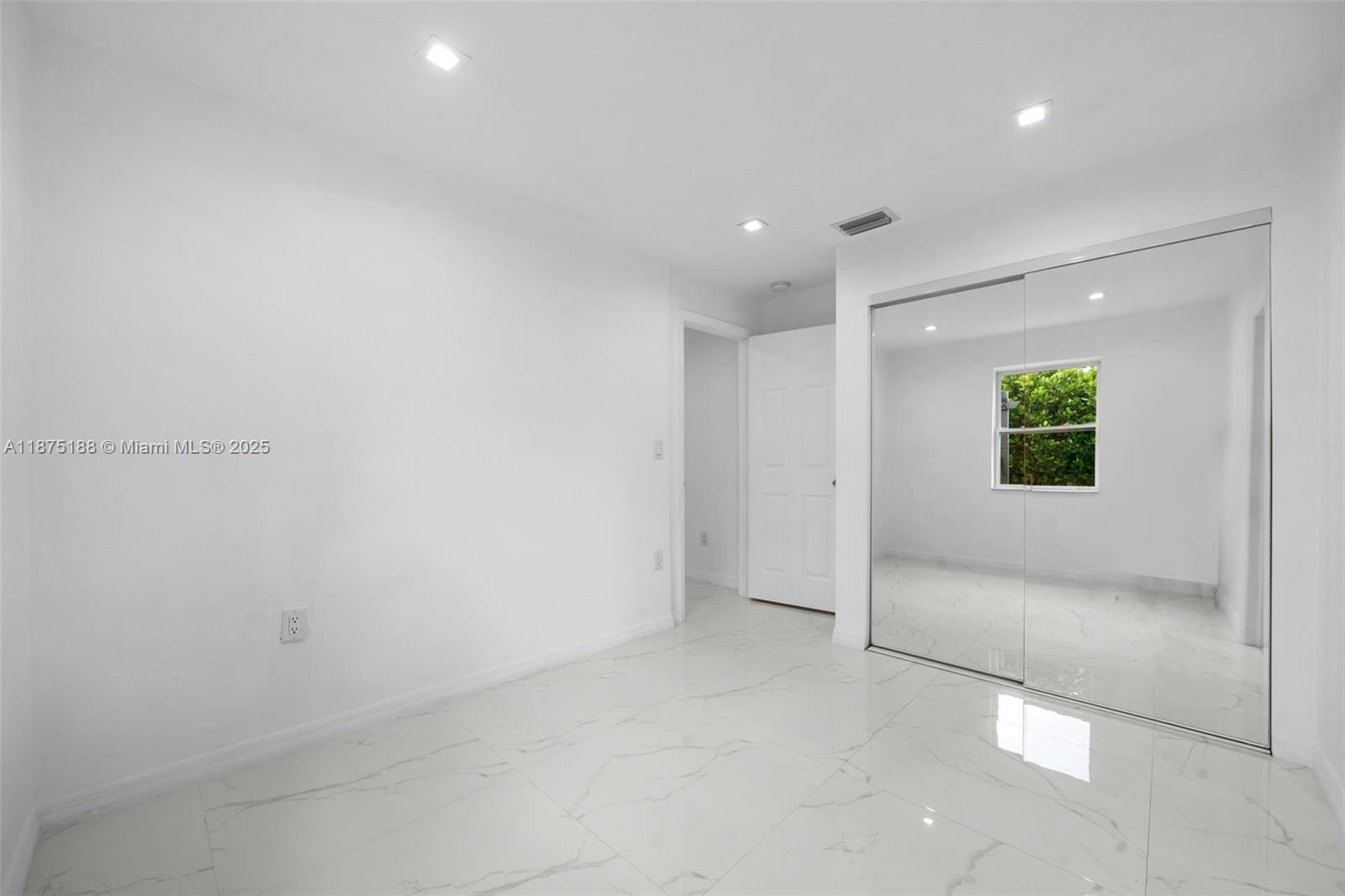 See details / 2116 sq. ft. $ 2025-09-09 0 Photo