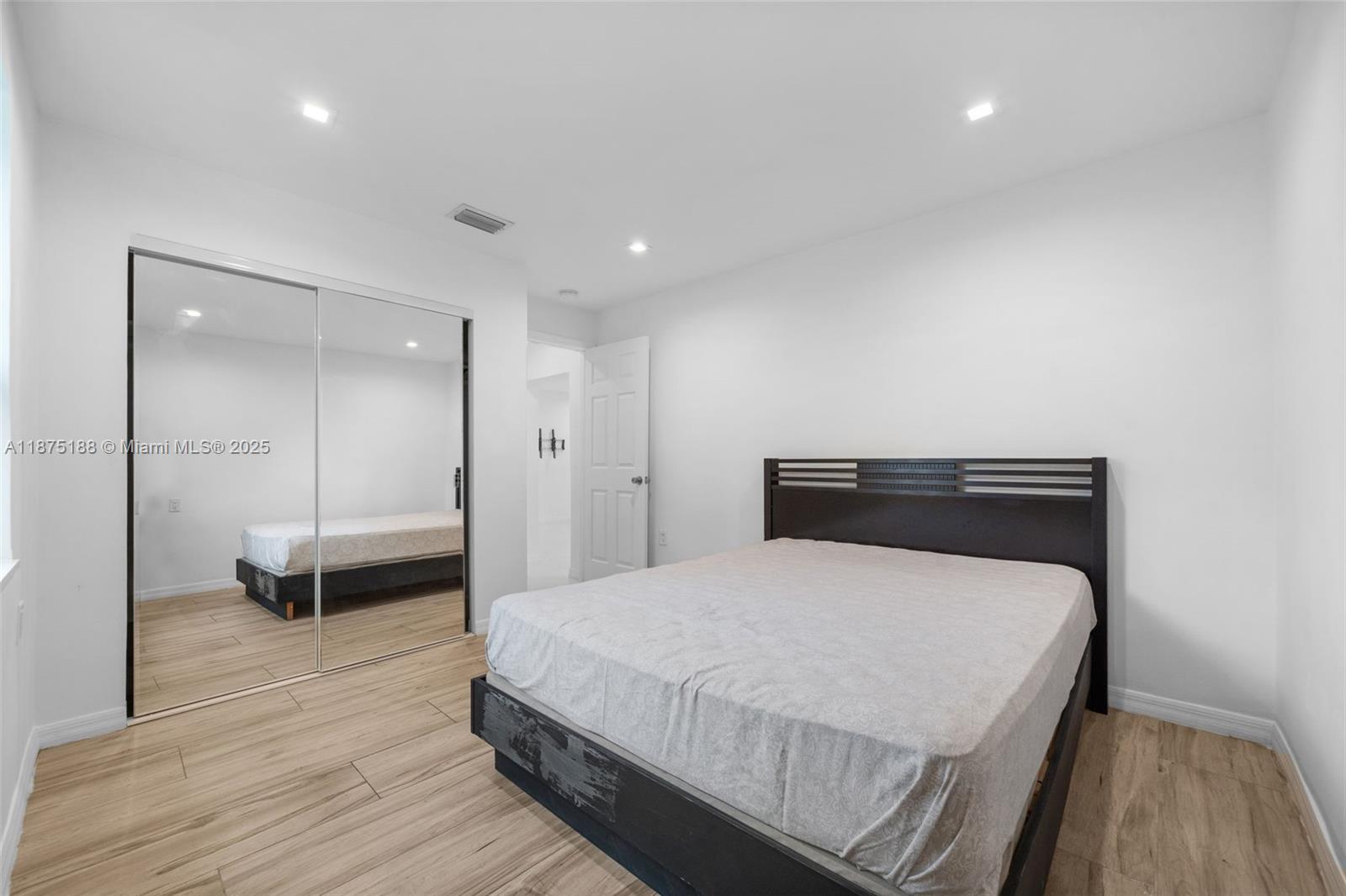 See details / 2116 sq. ft. $ 2025-09-09 0 Photo