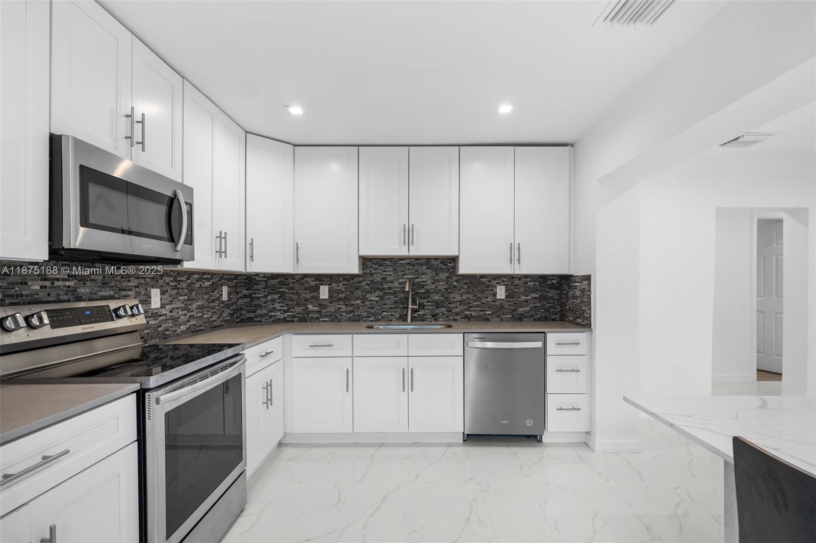 See details / 2116 sq. ft. $ 2025-09-09 0 Photo