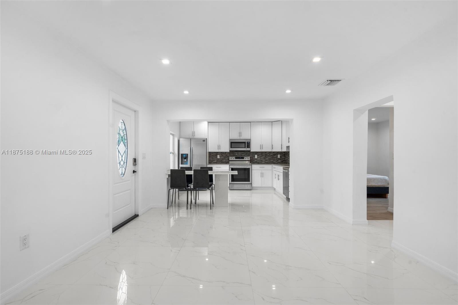 See details / 2116 sq. ft. $ 2025-09-09 0 Photo