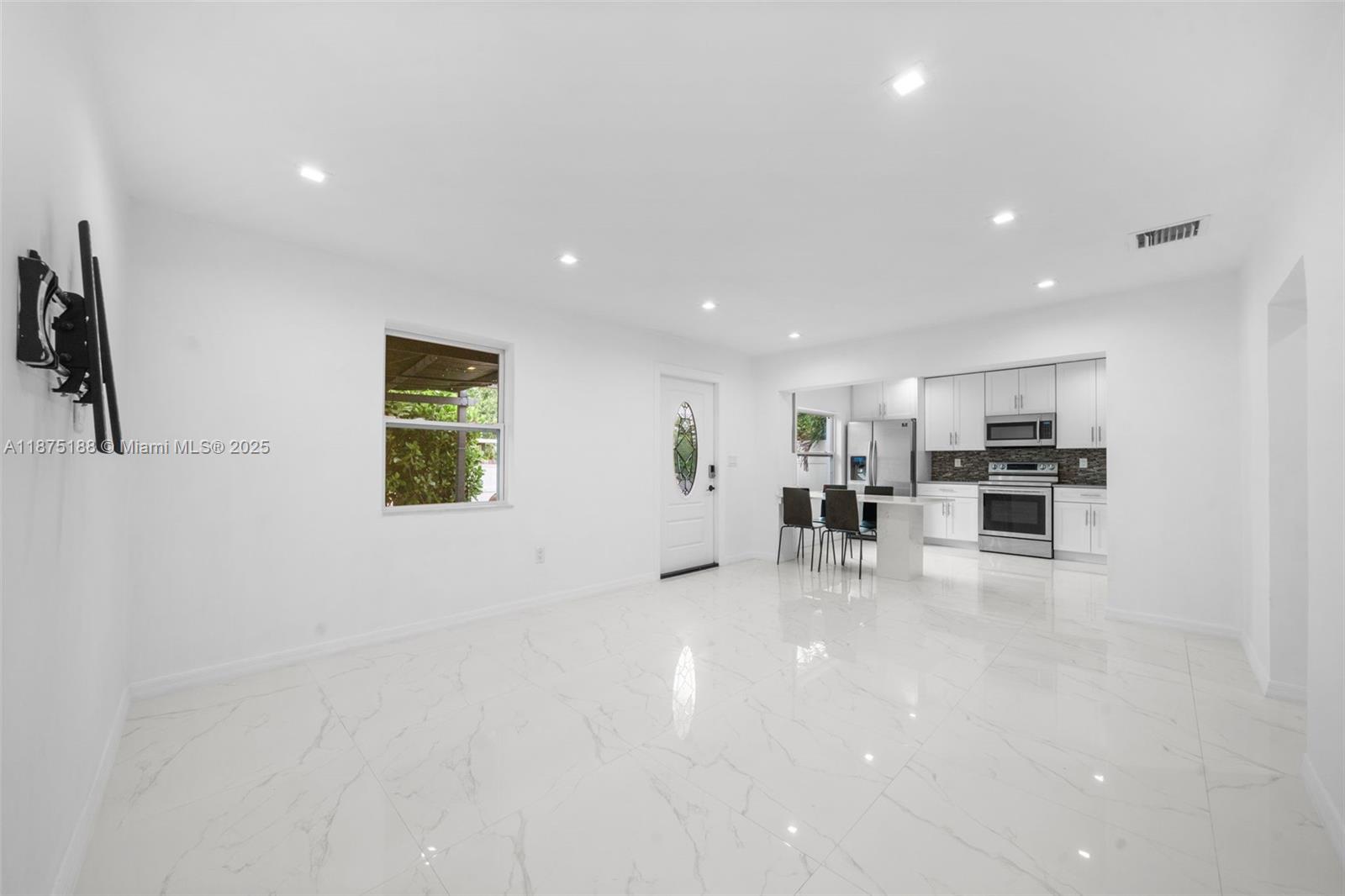 See details / 2116 sq. ft. $ 2025-09-09 0 Photo