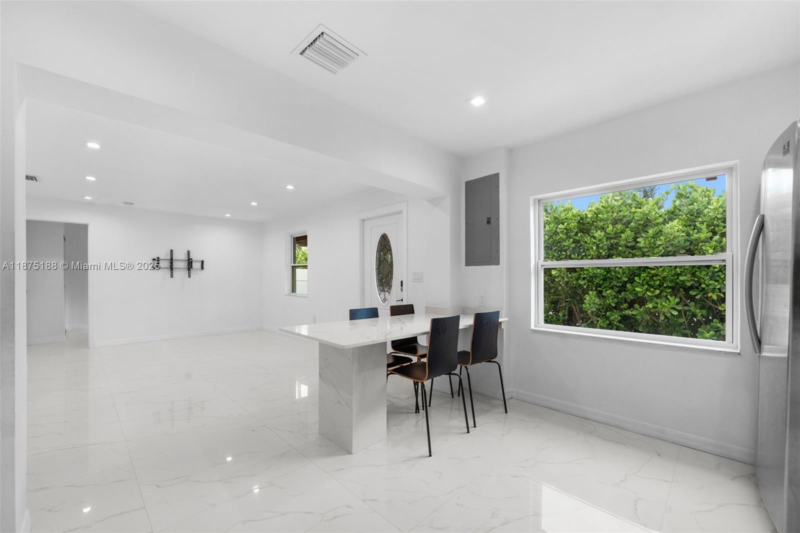 See details / 2116 sq. ft. $ 2025-09-09 0 Photo