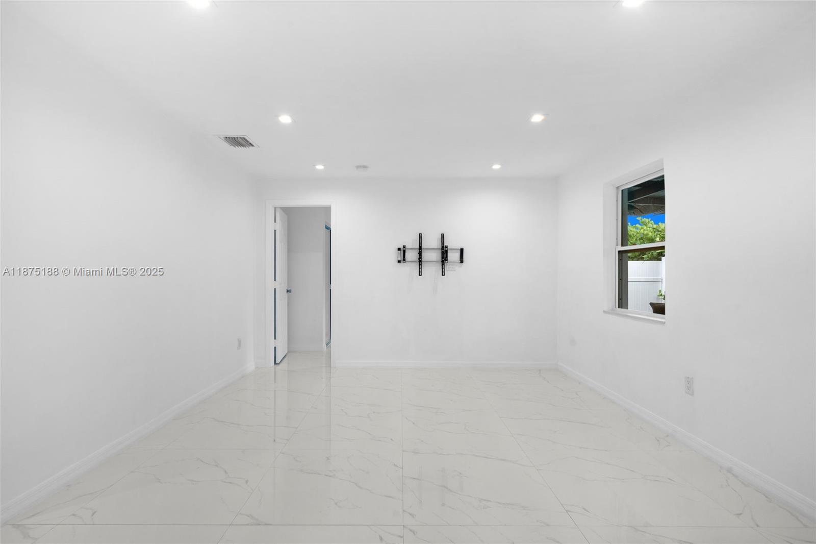 See details / 2116 sq. ft. $ 2025-09-09 0 Photo