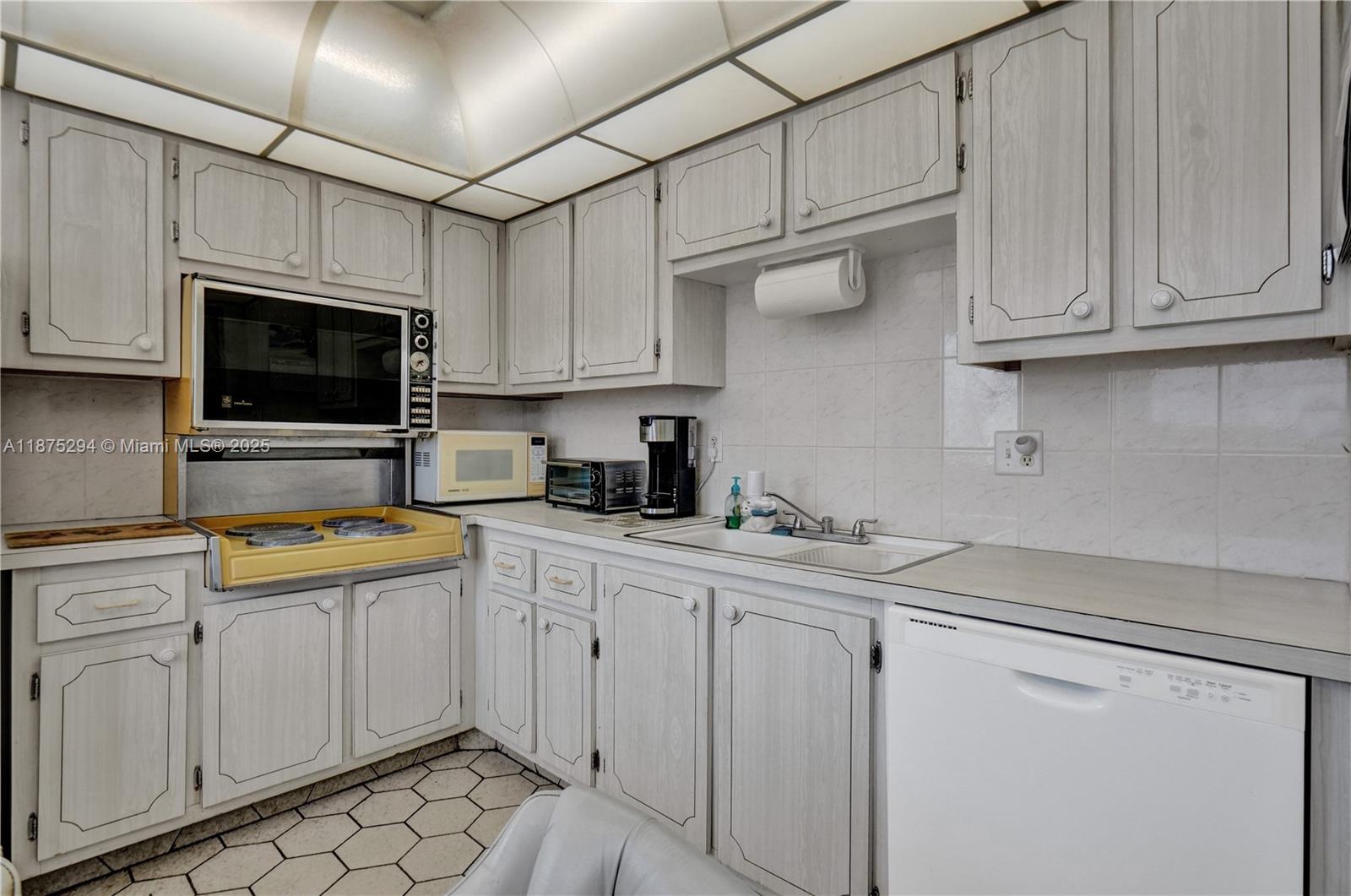 Photo of 218 12th Ave  #302, Hallandale Beach, Florida, 33009 - 