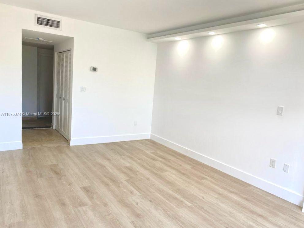 See details 230 2 / 2 1120 sq. ft. $ 2025-09-09 0 Photo