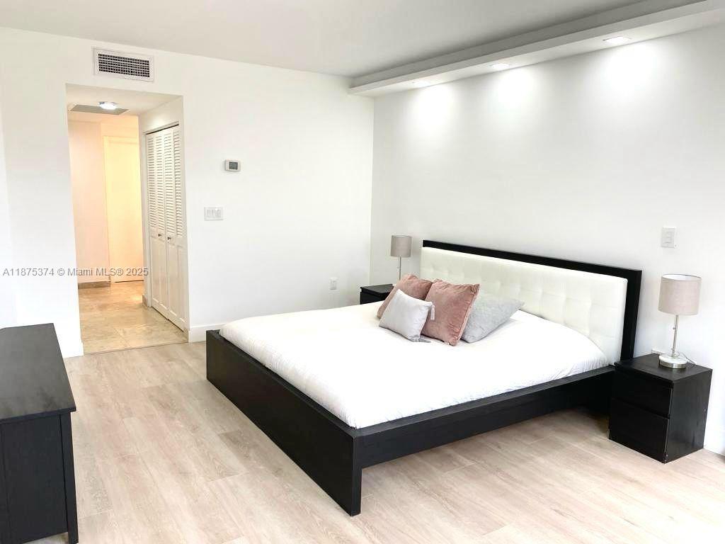 See details 230 2 / 2 1120 sq. ft. $ 2025-09-09 0 Photo