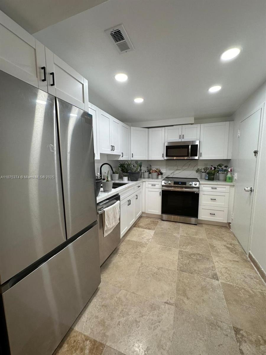 See details 230 2 / 2 1120 sq. ft. $ 2025-09-09 0 Photo