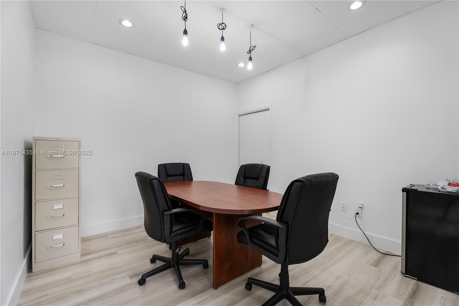   /   sq. ft. $ 2025-09-09 0 Photo