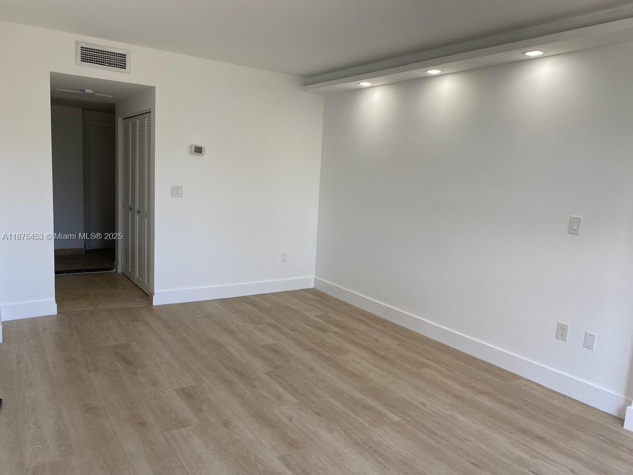 230 2 / 2 1120 sq. ft. $ 2025-09-10 0 Photo