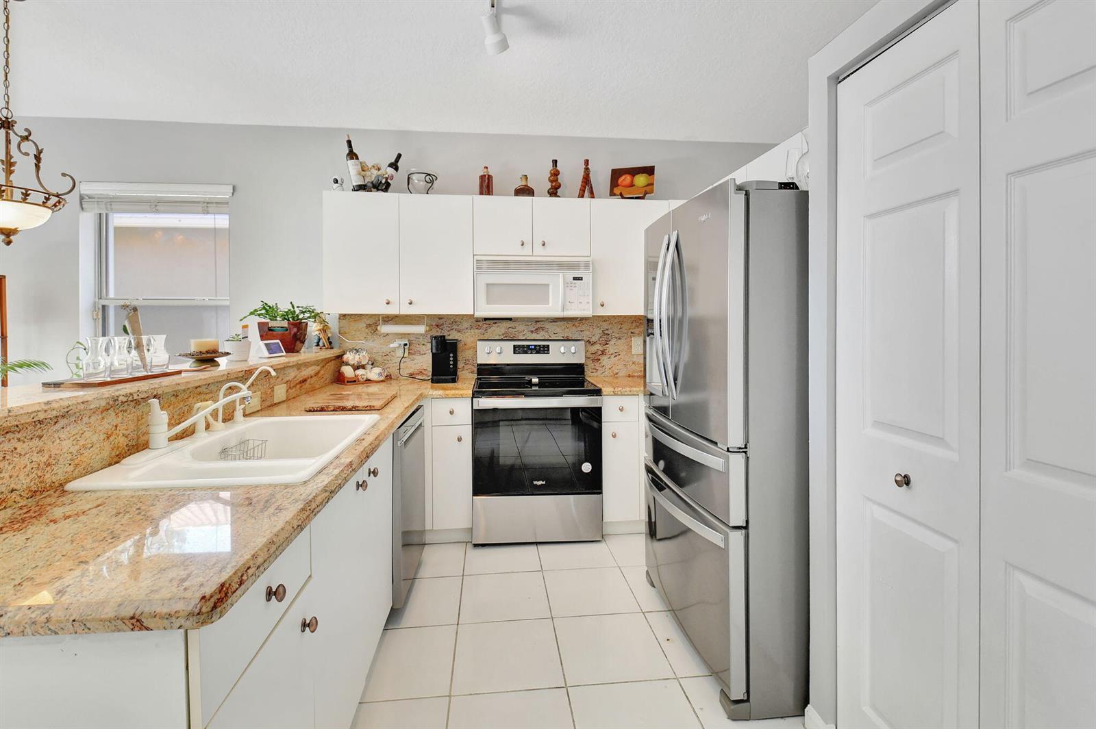 Ver detalles 7736 2 / 2 1705 sq. ft. $ 2025-12-31 0 foto