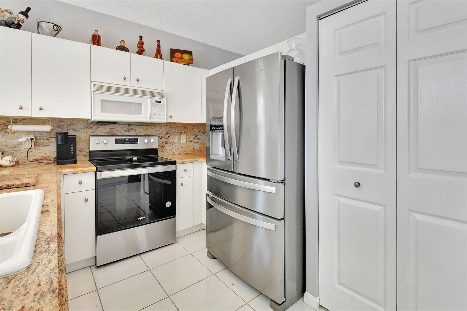 Ver detalles 7736 2 / 2 1705 sq. ft. $ 2025-12-31 0 foto