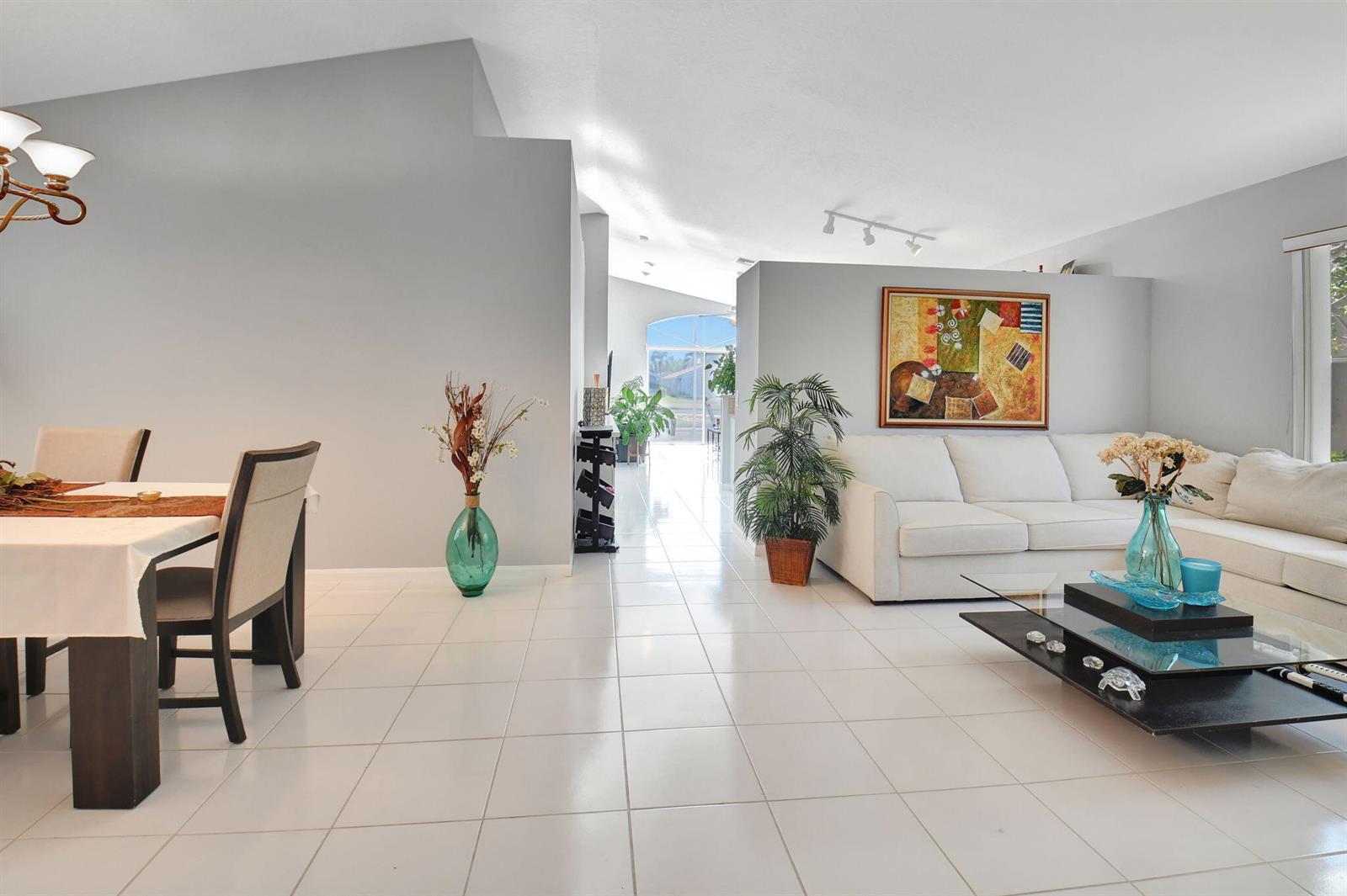 Ver detalles 7736 2 / 2 1705 sq. ft. $ 2025-12-31 0 foto