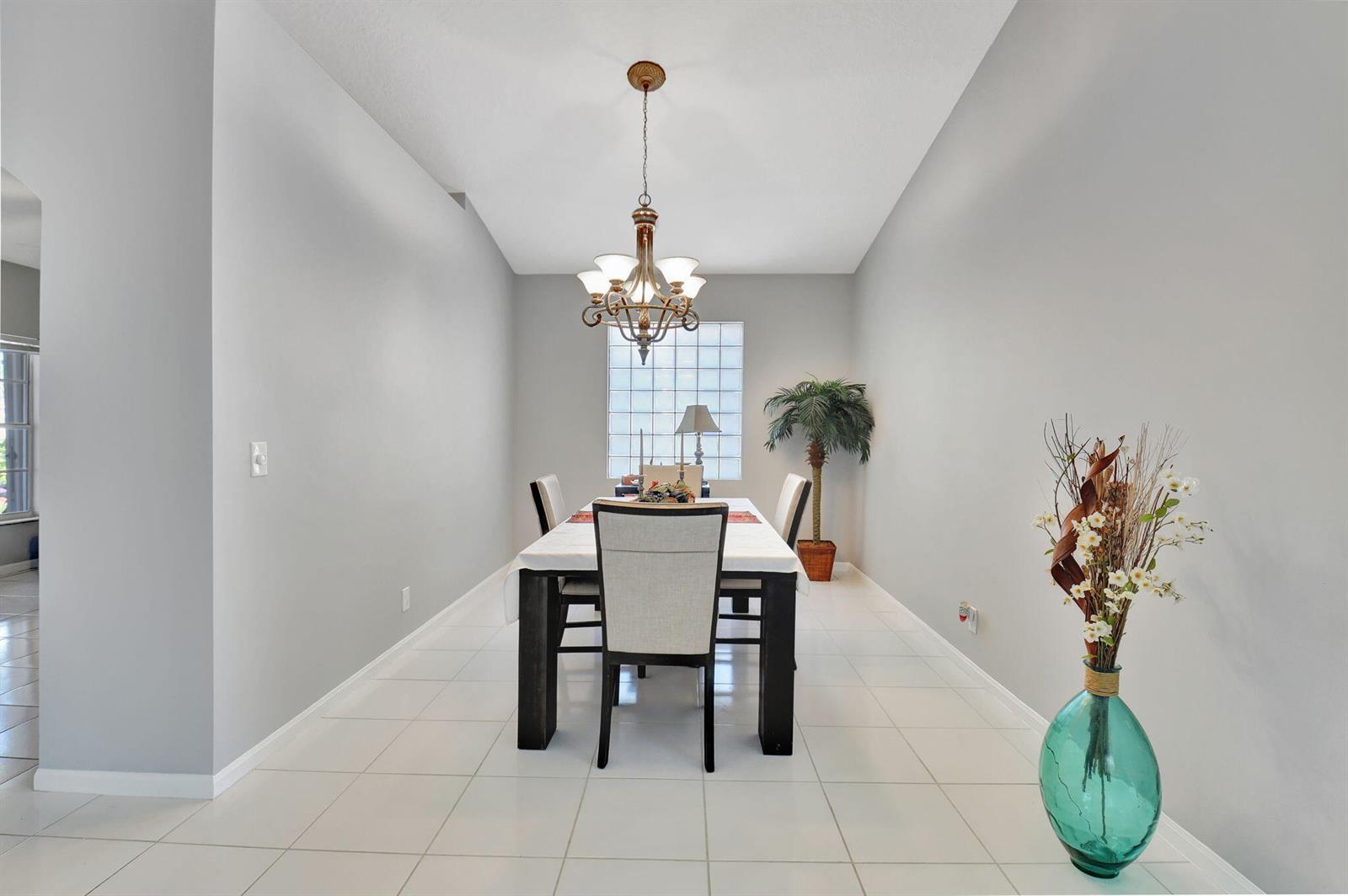 Ver detalles 7736 2 / 2 1705 sq. ft. $ 2025-12-31 0 foto
