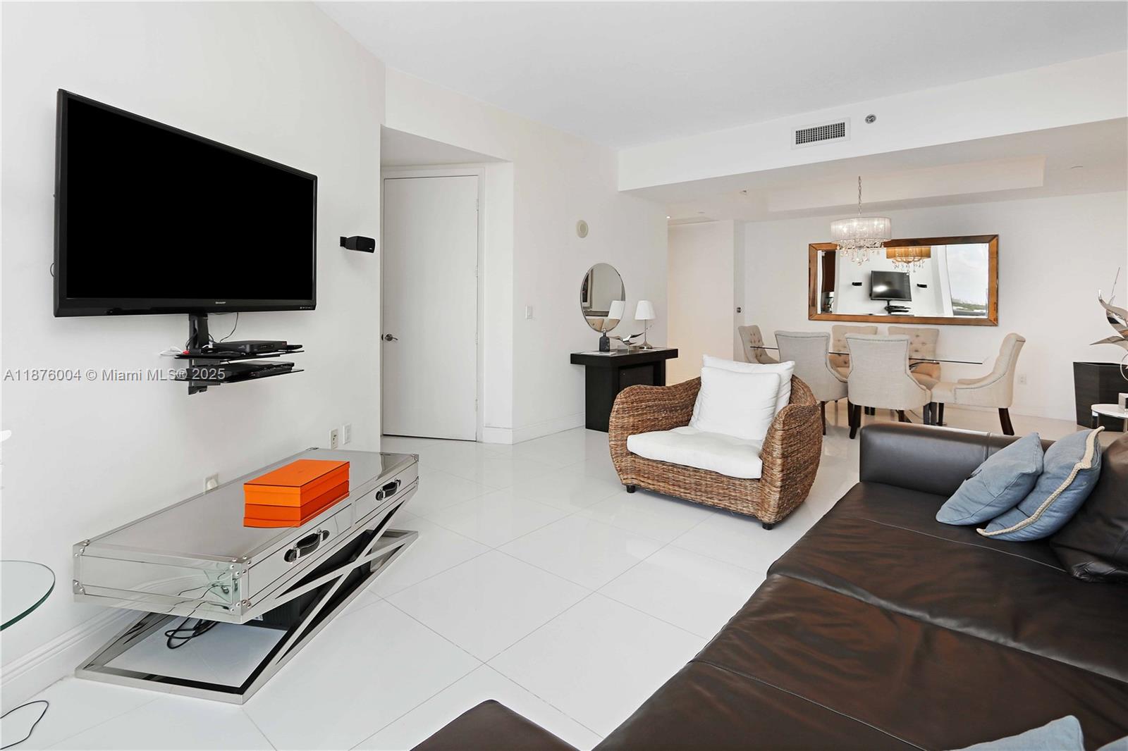 Ver detalles 705 2 / 2 1435 sq. ft. $ 2025-09-10 0 foto
