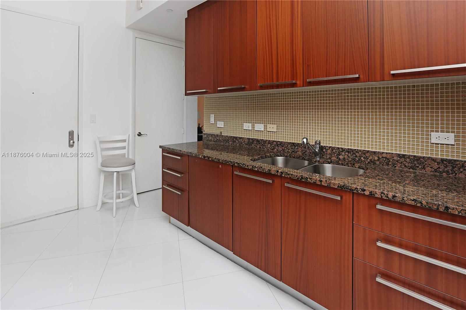 Ver detalles 705 2 / 2 1435 sq. ft. $ 2025-09-10 0 foto