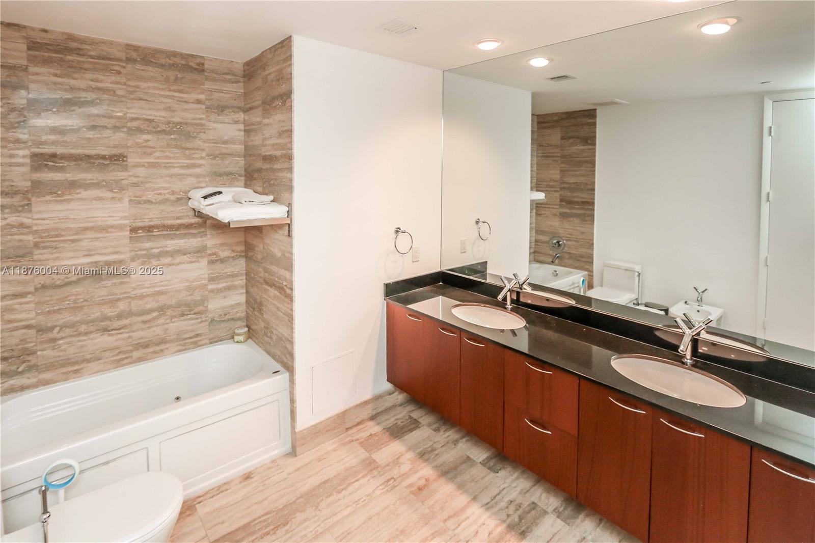 Ver detalles 705 2 / 2 1435 sq. ft. $ 2025-09-10 0 foto