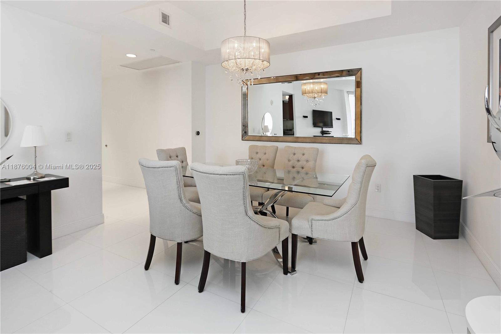 Ver detalles 705 2 / 2 1435 sq. ft. $ 2025-09-10 0 foto