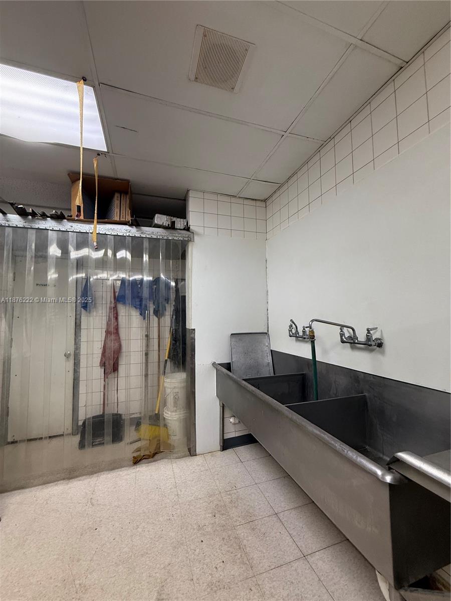 See details / sq. ft. $ 2025-09-25 0 Photo