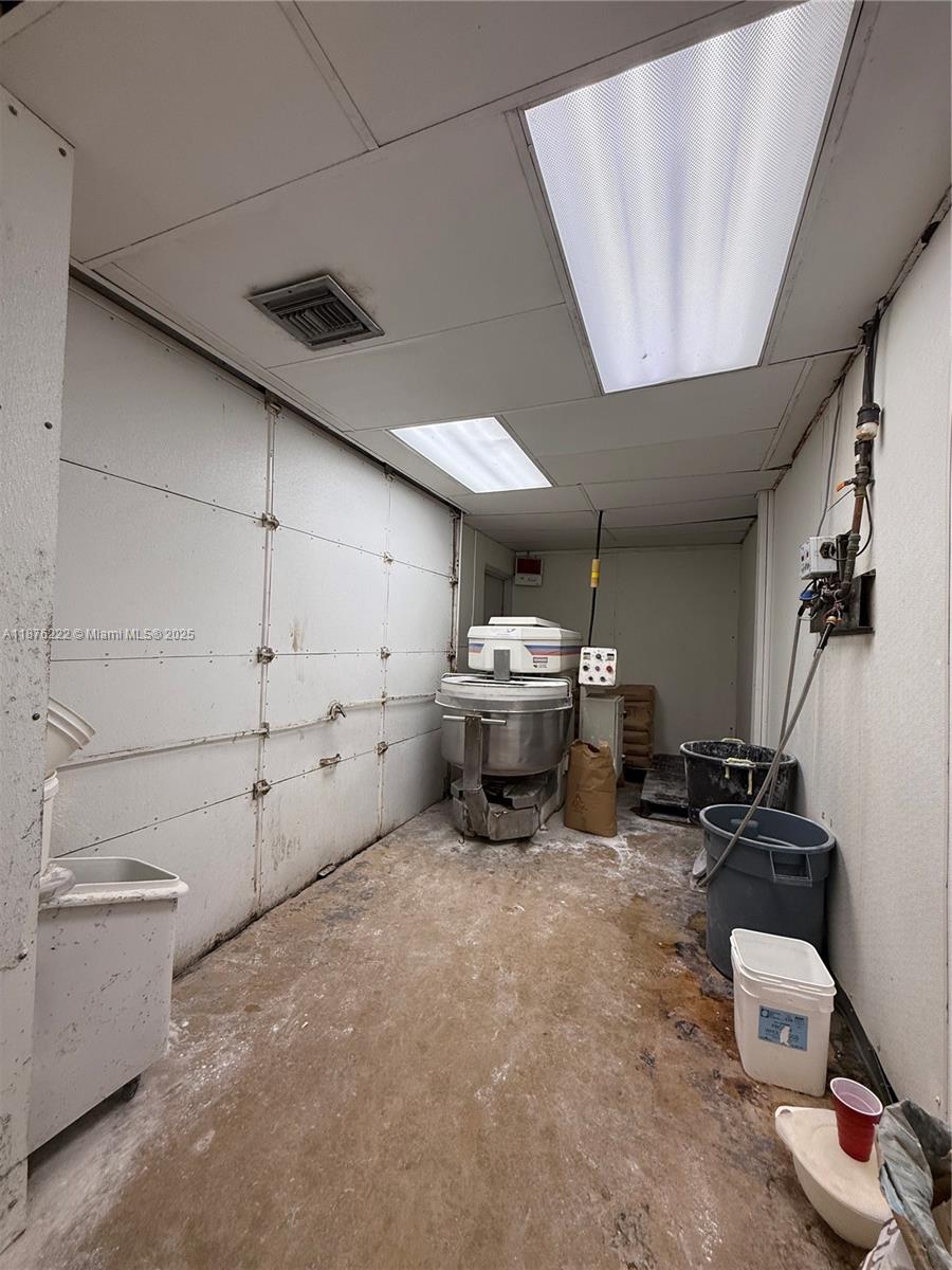 See details / sq. ft. $ 2025-09-25 0 Photo