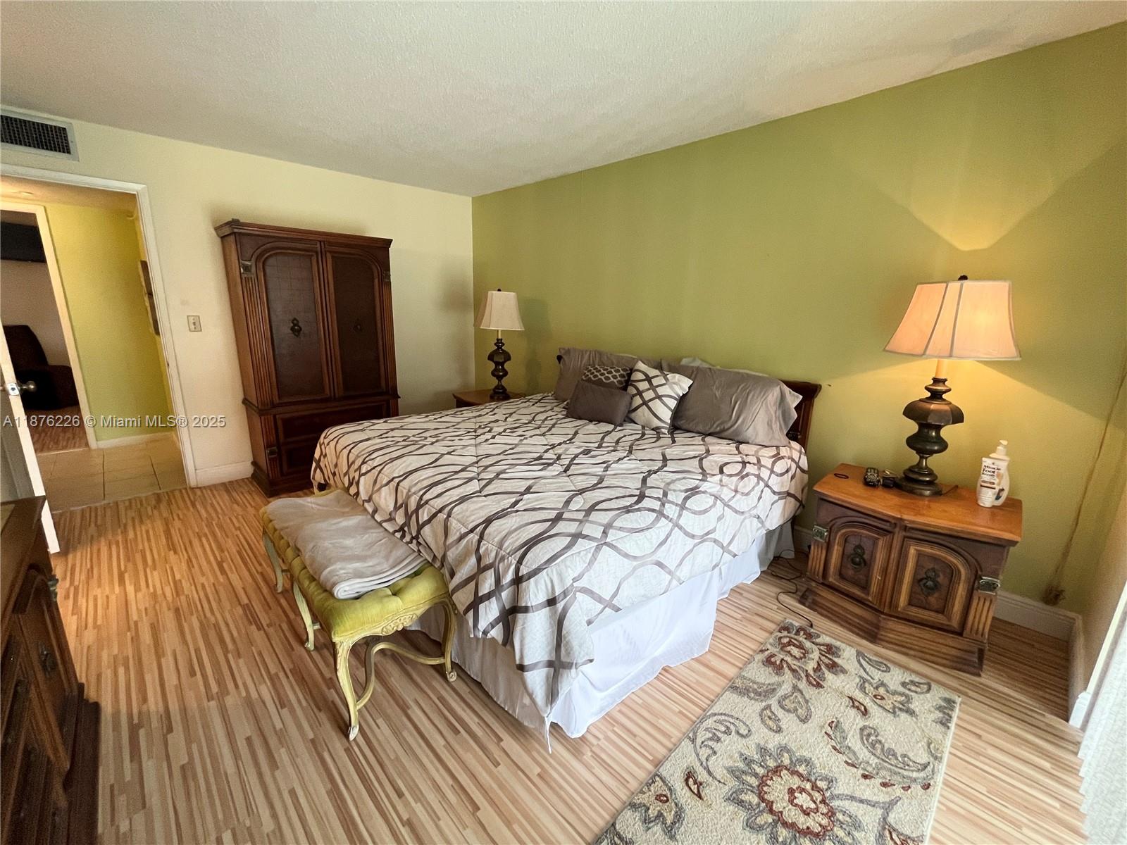 310 2 / 2 992 sq. ft. $ 2025-09-10 0 Photo