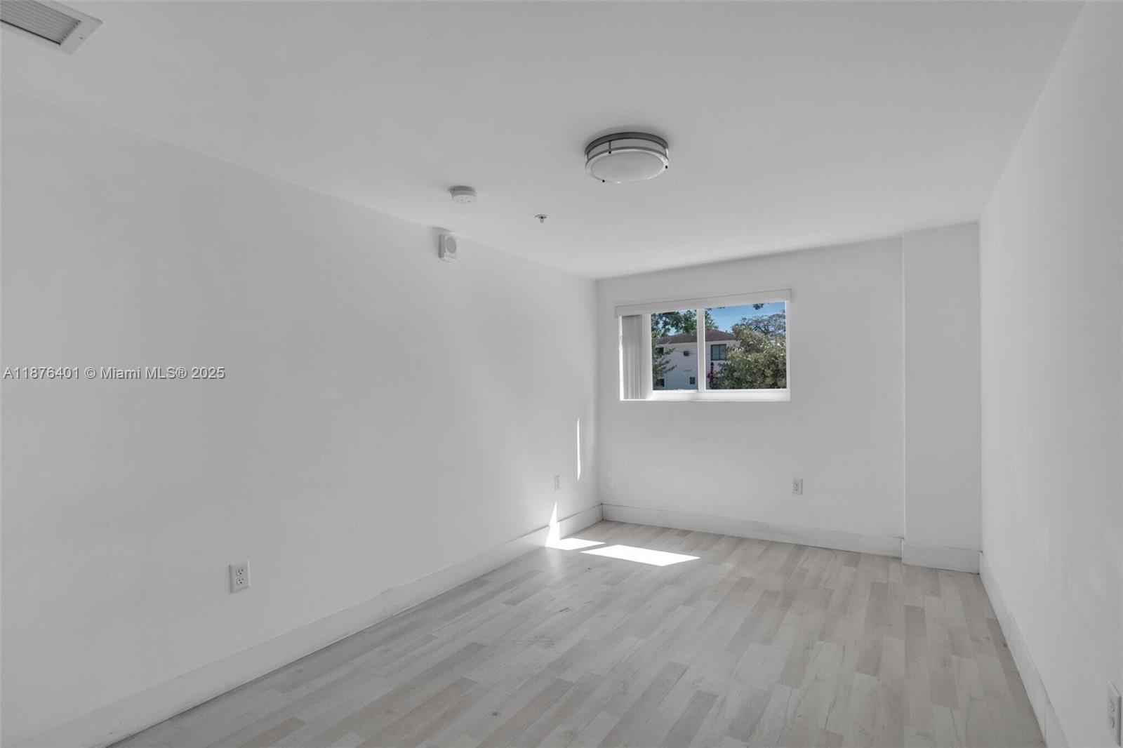   /   sq. ft. $ 2025-09-10 0 foto