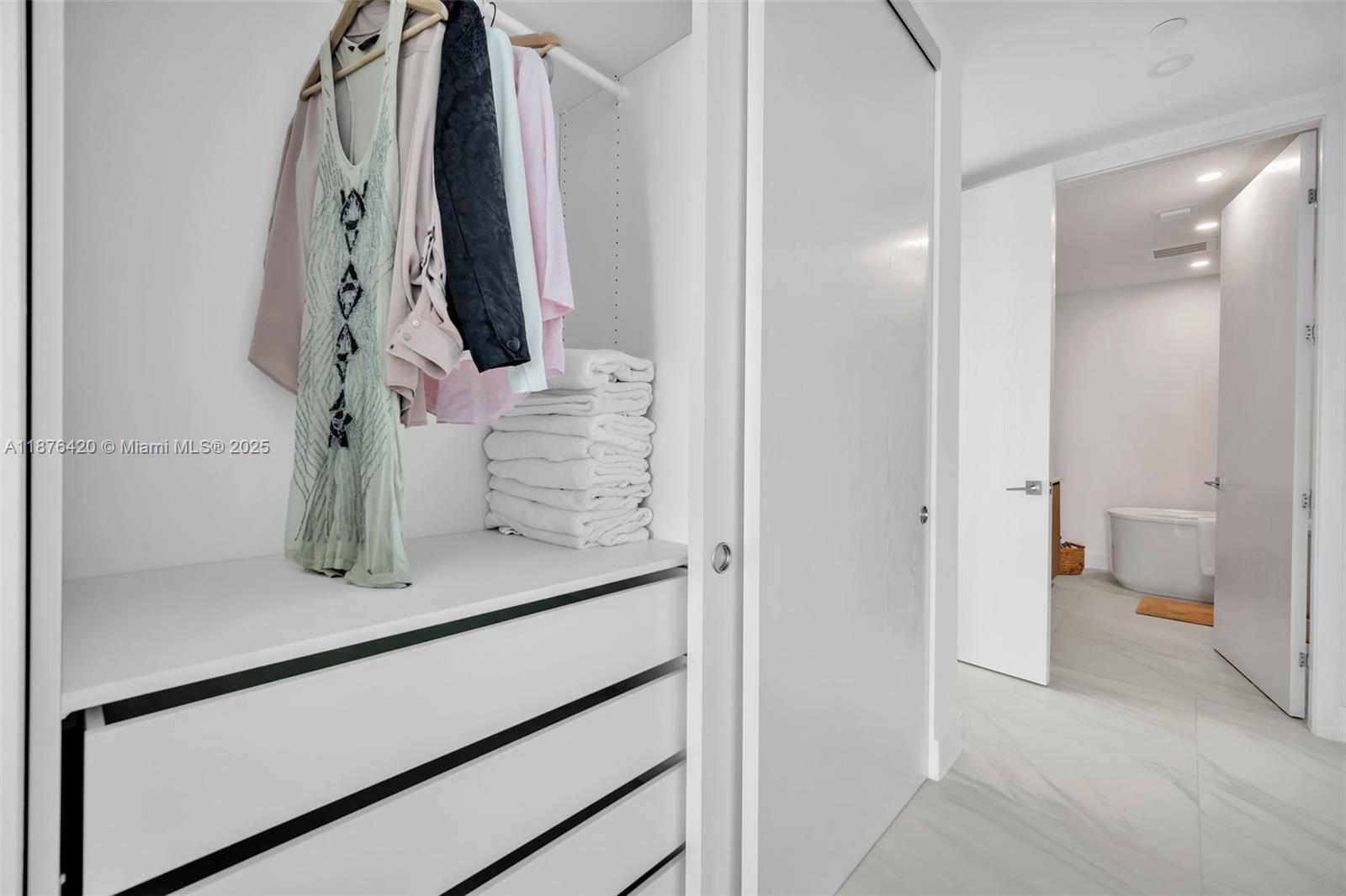 801 3 / 4 2100 sq. ft. $ 2025-09-10 0 Photo