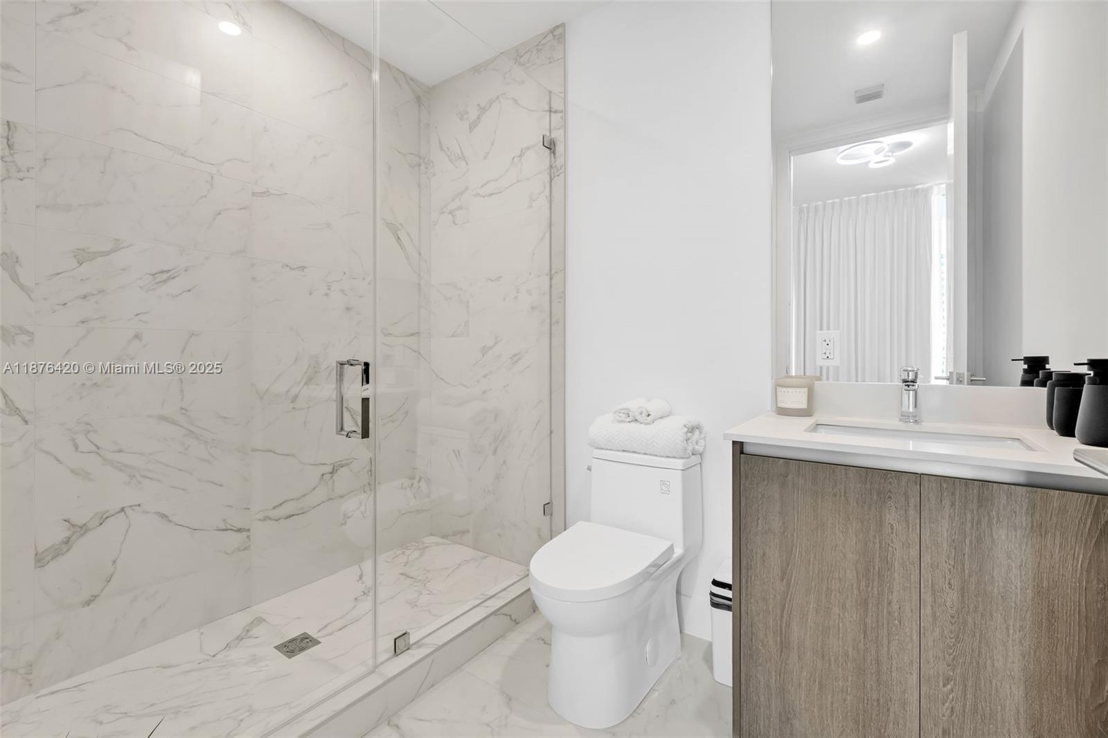 801 3 / 4 2100 sq. ft. $ 2025-09-10 0 Photo